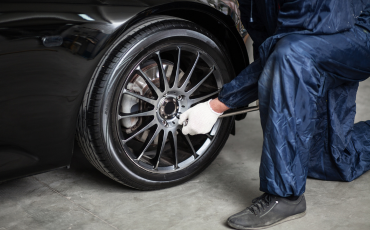 Mobile tyre fitting on vehicle