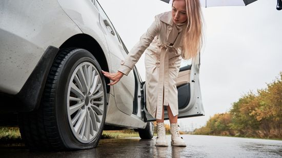 Emergency tyre fitting on motorway